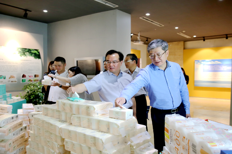 2019年 5月22日，时任浙江省社会组织综合党委专职副书记、省民政厅社会组织管理局局长蔡国华莅临6686体育入口调研企业发展情况和党建工作